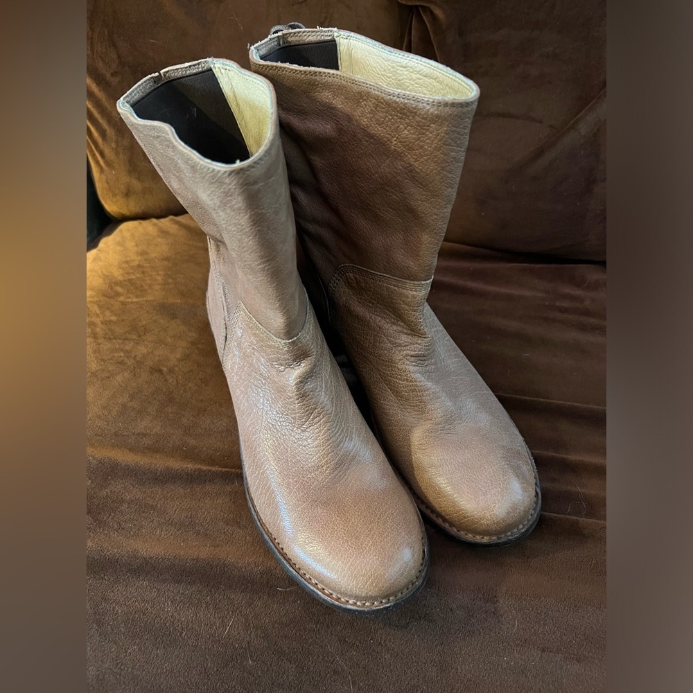 Frye ankle boots size 10 tan
